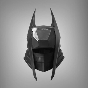 Puede incluir: Un casco negro con un dise&ntilde;o puntiagudo y angular. El casco tiene una visera grande y puntiaguda y una serie de crestas y ranuras en los lados.