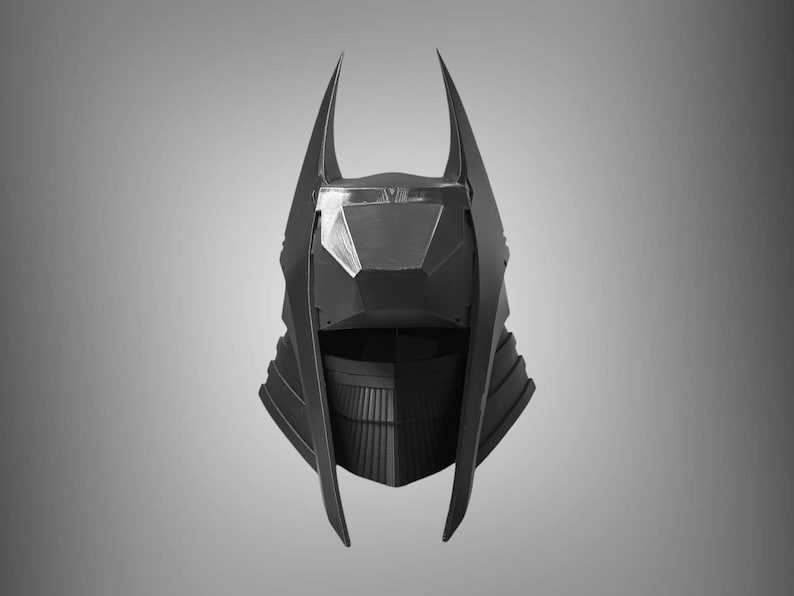 Puede incluir: Un casco negro con un dise&ntilde;o puntiagudo y angular. El casco tiene una visera grande y puntiaguda y una serie de crestas y ranuras en los lados.