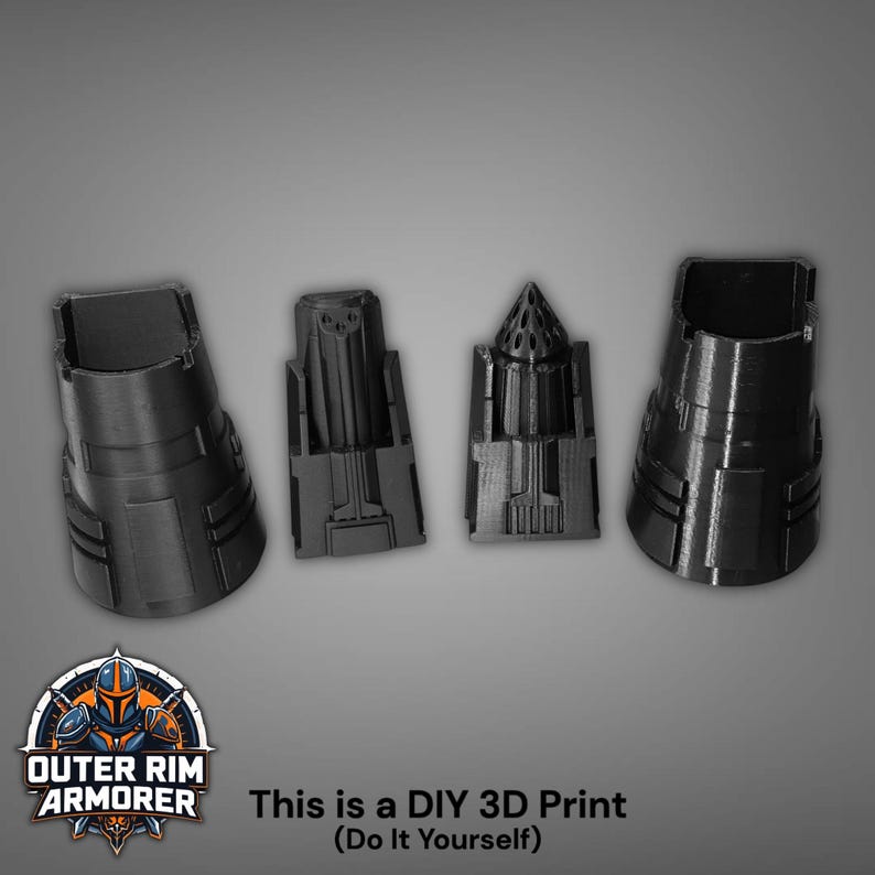 Puede incluir: Se muestran cuatro componentes de armadura negros impresos en 3D. Cada pieza tiene un dise&ntilde;o &uacute;nico. El texto en la parte inferior dice: "This is a DIY 3D Print (Do It Yourself)" y presenta un logotipo.
