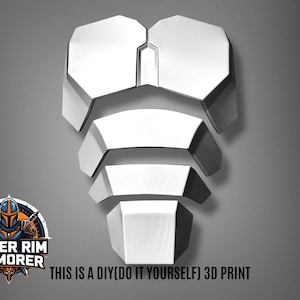 Puede incluir: Un conjunto de armadura de pecho blanca, segmentada e impresa en 3D, dispuesta verticalmente sobre un fondo degradado gris. El texto "THIS IS A DIY(DO IT YOURSELF) 3D PRINT" est&aacute; en la parte inferior. El logotipo de Outer Rim Armorer est&aacute; en la esquina inferior izquierda.