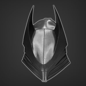 Puede incluir: Un casco de pl&aacute;stico negro con un dise&ntilde;o puntiagudo y angular. El casco tiene una superficie texturizada y una serie de crestas a los lados.