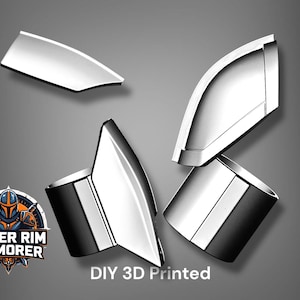 Puede incluir: Piezas de armadura impresas en 3D en plata y negro, con el logotipo de Outer Rim Armorer. La imagen muestra varios componentes, incluyendo formas curvas y cil&iacute;ndricas, sobre un fondo degradado gris.