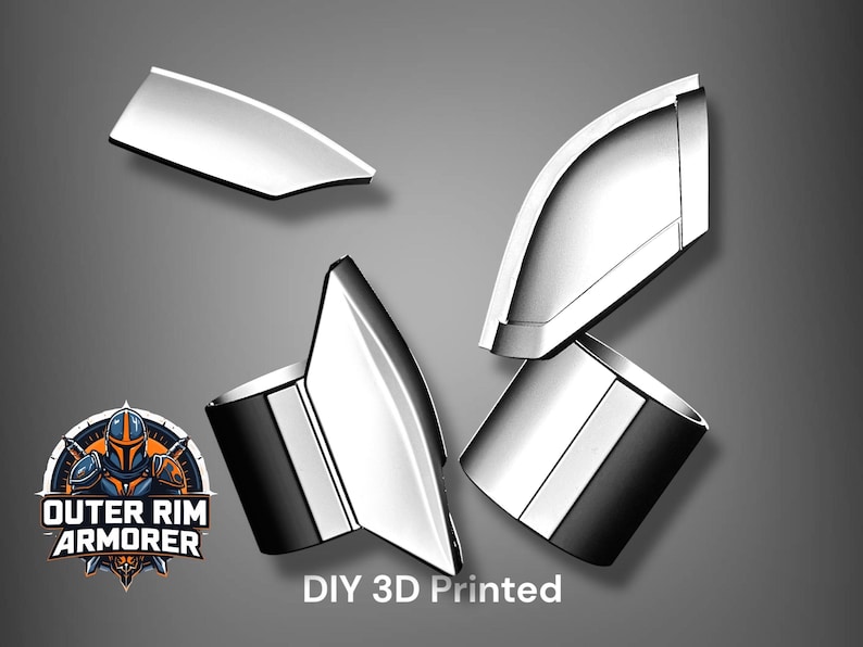 Puede incluir: Piezas de armadura impresas en 3D en plata y negro, con el logotipo de Outer Rim Armorer. La imagen muestra varios componentes, incluyendo formas curvas y cil&iacute;ndricas, sobre un fondo degradado gris.