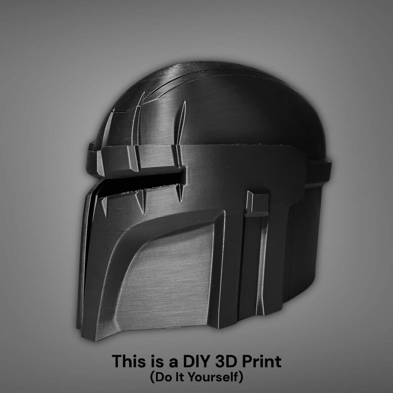 Puede incluir: Un casco negro impreso en 3D, probablemente para cosplay o exhibici&oacute;n. El casco tiene un dise&ntilde;o detallado con formas angulares y una zona de visera. El texto en la parte inferior dice: "This is a DIY 3D Print (Do It Yourself)".