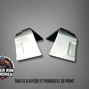 Puede incluir: Dos piezas de armadura impresas en 3D en blanco y negro. Las piezas est&aacute;n en &aacute;ngulo con una forma rectangular y un borde curvo. El texto "THIS IS A DIY(DO IT YOURSELF) 3D PRINT" est&aacute; en la parte inferior de la imagen. Tambi&eacute;n es visible el logotipo de Outer Rim Armorer.