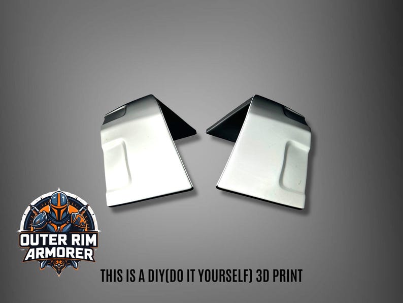 Puede incluir: Dos piezas de armadura impresas en 3D en blanco y negro. Las piezas est&aacute;n en &aacute;ngulo con una forma rectangular y un borde curvo. El texto "THIS IS A DIY(DO IT YOURSELF) 3D PRINT" est&aacute; en la parte inferior de la imagen. Tambi&eacute;n es visible el logotipo de Outer Rim Armorer.