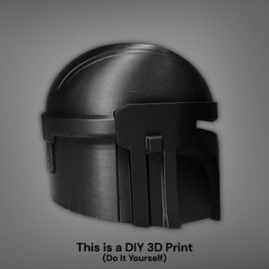 Puede incluir: Casco negro impreso en 3D con una superficie texturizada. El casco tiene una parte superior redondeada y elementos angulares, con una visera y detalles laterales. El texto en la parte inferior dice: "This is a DIY 3D Print (Do It Yourself)"