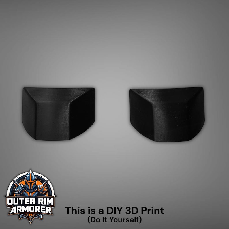 Puede incluir: Dos objetos negros angulares impresos en 3D, posiblemente componentes de armadura, se muestran sobre un fondo gris. El texto "This is a DIY 3D Print (Do It Yourself)" es visible. El logotipo de Outer Rim Armorer est&aacute; en la esquina inferior izquierda.