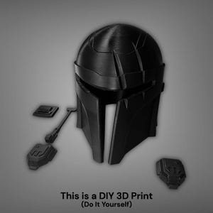 Puede incluir: Casco negro impreso en 3D con componentes separados. El casco tiene una parte superior redondeada, una visera y detalles angulares. El texto en la parte inferior dice: "This is a DIY 3D Print (Do It Yourself)."