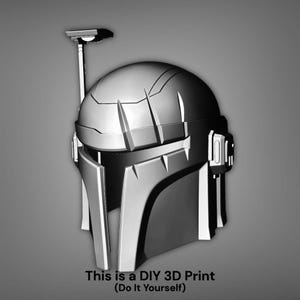 Puede incluir: Casco mandaloriano impreso en 3D en escala de grises, con una visera en forma de T y una antena distintiva. El texto "This is a DIY 3D Print (Do It Yourself)" est&aacute; en la parte inferior. El casco tiene un aspecto met&aacute;lico.