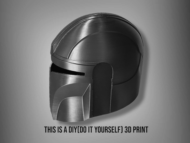 Puede incluir: Un casco negro y gris impreso en 3D con visera y superficie detallada. El texto "THIS IS A DIY(DO IT YOURSELF) 3D PRINT" est&aacute; en la parte inferior. El casco es probablemente para cosplay o exhibici&oacute;n.