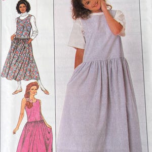 Puede incluir: Imagen de un patrón de costura con tres diseños de vestidos. Uno es con estampado floral, otro es rosa y el tercero es de rayas azules y blancas. Los vestidos se muestran en ilustraciones de mujeres.