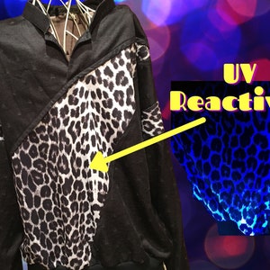 Abbigliamento vintage, top da uomo, nightclub dance o rave party, nero con bagliore reattivo ai raggi UV nel modello di stampa leopardata scura