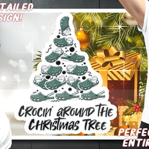 Puede incluir: Dos diseños digitales que representan un árbol de Navidad hecho de Crocs verdes. El texto "Crocin' around the Christmas Tree" se muestra en ambos diseños. Los diseños son de 300 DPI y compatibles con las máquinas de corte Cricut y Silhouette.