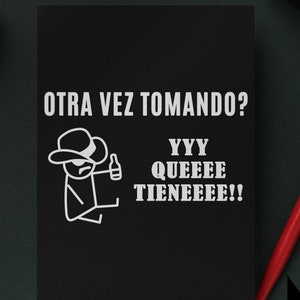 Może przedstawiać: Czarny notes z białym tekstem, który brzmi "Otra vez tomando? YYY QUEEEE TIENEEEE!!" i ilustracją postaci z patyków w kapeluszu trzymającej butelkę. Notes leży na zielonej powierzchni z szyszkami i czerwonymi jagodami.