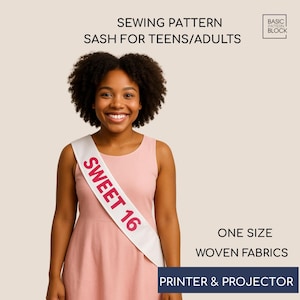 Peut inclure: Une personne porte une écharpe blanche avec le texte "SWEET 16" en rouge. L'écharpe est portée sur une robe rose. Le texte comprend : "SEWING PATTERN SASH FOR TEENS/ADULTS", "ONE SIZE WOVEN FABRICS" et "PRINTER & PROJECTOR".