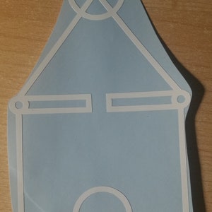 Könnte beinhalten: Ein weißer Vinyl-Aufkleber mit einem geometrischen Design auf hellblauem Hintergrund. Das Design zeigt ein Dreieck mit einem Kreis oben, einer horizontalen Linie in der Mitte und einem Kreis unten.