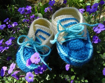 Chaussons en laine 0 à 9 mois , bleus et blanc à lacets
