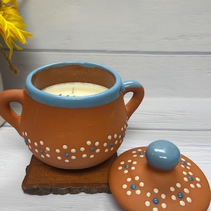 Plumeria – Vela Artesanal 16 oz | Cera de Soya Natural en Barro Mexicano Pintado a Mano