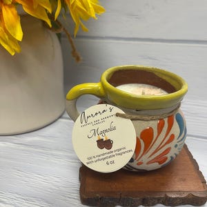 Magnolia – Vela Artesanal 6 oz | Cera de Soya Natural en Barro Mexicano Pintado a Mano