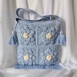 Blaue Umhängetasche im Boho-Stil, Blaue Häkeltasche, Häkeltasche mit Quasten und langem Henkel, Blumen inspirierte Schultertasche