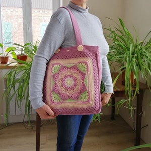 Häkeln Sie die rosa Umhängetasche, rosa Blumentasche, große Einkaufstasche, gehäkelte Blumentasche, lange Tasche, weiche gehäkelte Tasche