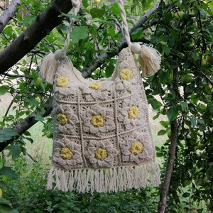 Damen Beige Boho-Stil Umhängetasche, Häkeltasche mit Quasten und langem Griff, Von Blumen inspirierte Umhängetasche, Beige Häkeltasche