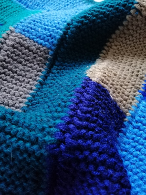 織物のようなチェック柄のブランケット（ネイビー）手編み 膝掛け