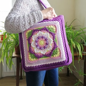 Lila gehäkelte Schultertasche mit Linin, gehäkelte Umhängetasche, gehäkelte Einkaufstasche, gehäkelte Tasche mit langen Henkeln