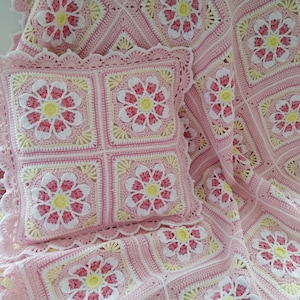 Crochet Daisy Pillow, Crochet Pink Pillow, Beautiful Handmade Pillow, Crochet Pink Cushion for Sofa,  Decorative Armchair Cushion,