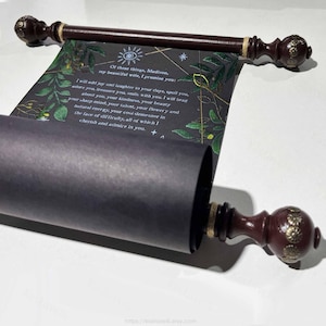 Könnte beinhalten: Eine schwarze Papierrolle mit dunkelgrünen botanischen Illustrationen und weißem Text, der lautet: Of these things, Madison, my beautiful wife, I promise you: I will add joy and laughter to your days. Die Rolle wird von zwei dunkelbraunen Holzstäben gehalten.