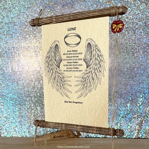 Puede incluir: Un pergamino conmemorativo con la palabra "GONE" en la parte superior, con alas de ángel y un gráfico de anillo. Los nombres y las fechas se enumeran debajo del gráfico. El pergamino está sujeto por clavijas de madera y un adorno rojo en forma de manzana.