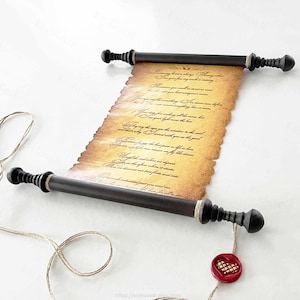 Könnte beinhalten: Eine Pergamentrolle mit verbrannten, unebenen Kanten und schwarzem Schreibschrifttext. Die Rolle ist an zwei dunkelbraunen Holzstäben mit dekorativen Endstücken befestigt. Eine dünne Schnur ist an den Stäben befestigt und trägt ein rotes Wachssiegel.