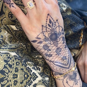 Tatuaggi semipermanenti. Le macchie durano 1-2 settimane.