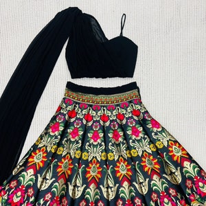 Schwarzes Crop Top aus Banarasi Silk Lehenga: Indo-Western Party Outfit