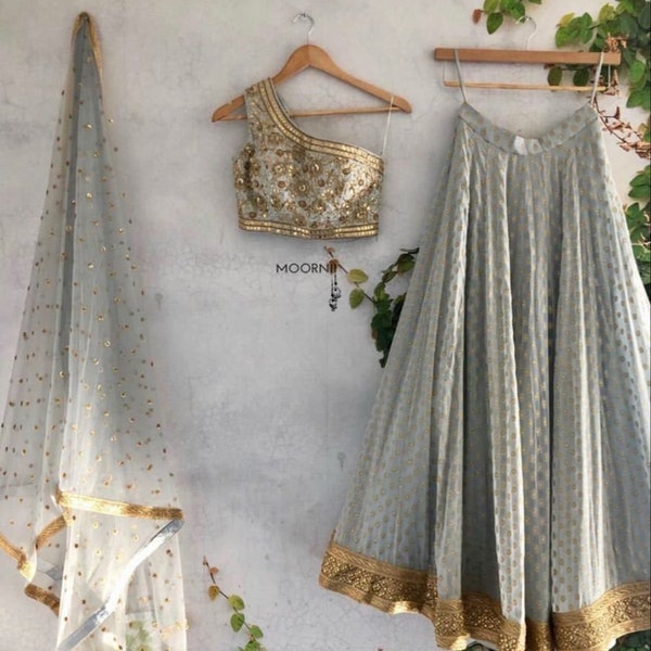 Viscose gris pastel Zari Buti Lehenga, chemisier asymétrique Lehenga, créateur indien Lehenga, mariage, demoiselles d'honneur Lehenga, jupe crop top