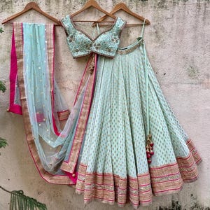 Mintgrönt Lehenga-set: Indisk outfit för bröllopsgäster och brudtärnor i viskos och georgette-siden