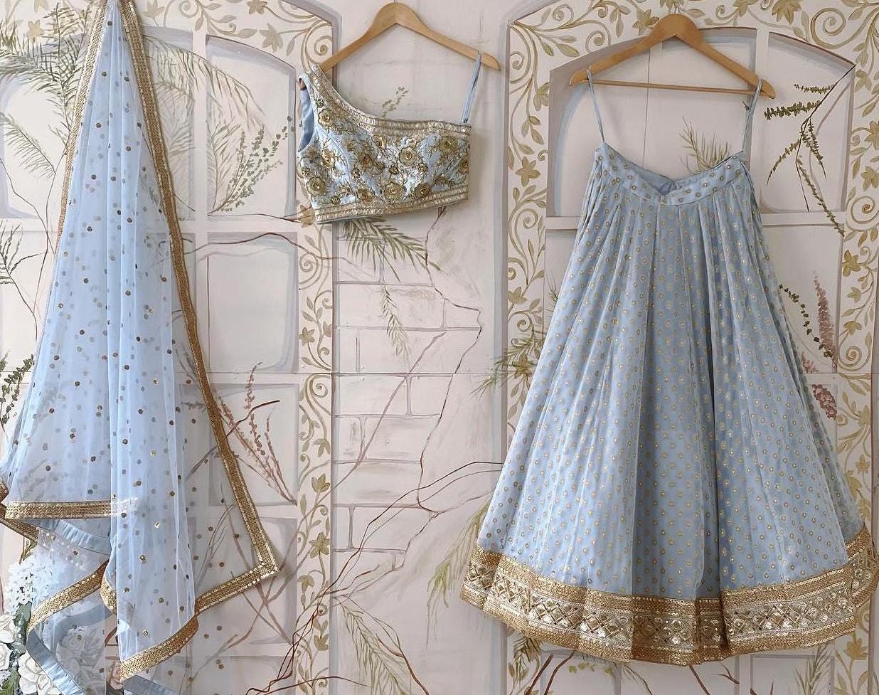 Lehenga Choli in seta Kasturi ricamato con Dupatta: abito da