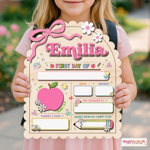 Peut inclure: Une plaque en bois festonn&eacute;e pour le premier jour d'&eacute;cole avec le pr&eacute;nom Emilia en lettres roses. Le panneau comprend des sections pour la date, la taille, l'enseignant, les centres d'int&eacute;r&ecirc;t et les objectifs, d&eacute;cor&eacute; d'une pomme rose et d'un crayon.