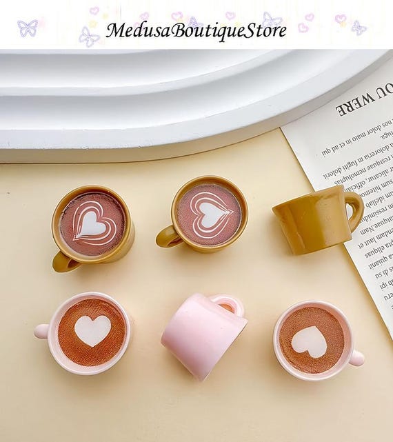 Bestewelry 24 ciondoli in resina a forma di tazza da caffè 3D graziosi ciondoli a forma di tazza di caffè, imitazione di chicchi di caffè, ciondoli per la creazione di gioielli, collane