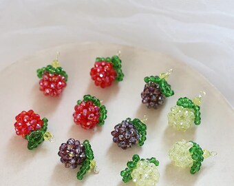 Può includere: Nove ciondoli di frutta perlati in vari colori, tra cui rosso, verde, viola e giallo. I ciondoli hanno la forma di uva e lamponi e hanno foglie verdi.