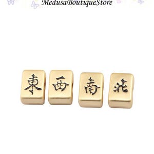 Puede incluir: Cuatro fichas de Mahjong doradas con caracteres chinos negros. Las fichas son rectangulares y tienen bordes redondeados. El texto "Medusa Boutique Store" est&aacute; en la parte superior de la imagen.