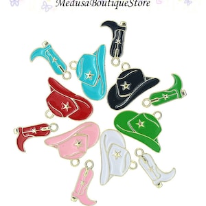 Peut inclure: Assortiment de 10 breloques en émail représentant des bottes de cowboy et des chapeaux de cowboy dans différentes couleurs, notamment rouge, bleu, vert, rose, noir et blanc. Chaque breloque a une finition dorée et un motif d'étoile.