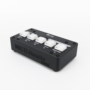 Op de afbeelding: Een zwarte MIDI-voetcontroller met witte knoppen met de labels "MICO Maestro mini", "REW", "FFWD", "STOP", "PLAY" en "RECORD". De controller is gelabeld met "Ferdz MIDI DAW Controller".