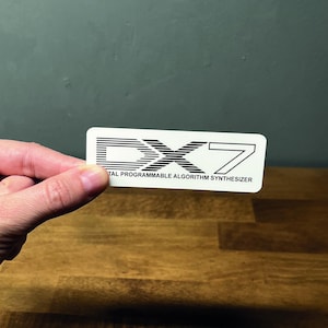 Yamaha DX7, sticker vinyle autocollant : synthé autocollant, synth vintage, synthé rétro, home studio, Yamaha, synthétiseur, sticker mac