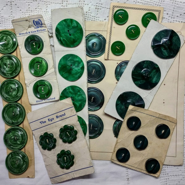 Green rare button cards, emerald, flowers, casein, art deco vintage, craft, sewing, haberdashery, knitting, costume, reenactment 1930s 40s