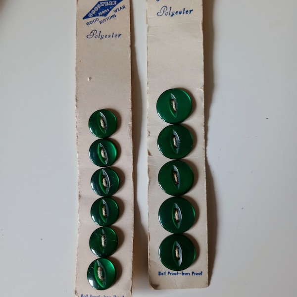 Vintage buttons | GoodWear series | medium bottle green | RARE plastic buttons, on card junk, craft, sewing, haberdashery, UK BethToTheNines