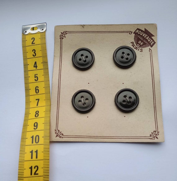 Nouveauté de Paris Card of 11 Glass Buttons Nouveauté de Paris Card of 11 Glass Buttons