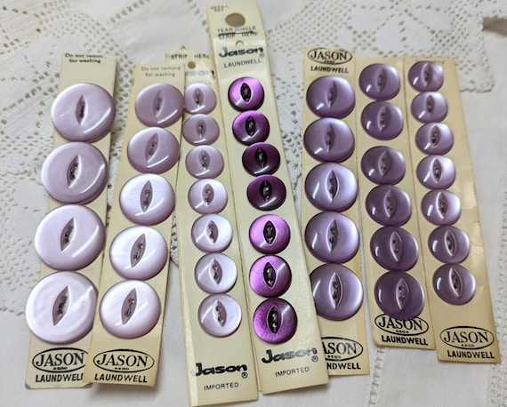 Beutron Maroon 22 mm Buttons on Original Card Beutron Maroon 22 mm Buttons on Original Card