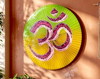 Décoration murale en résine représentant le symbole AUM (Om) • Décoration de méditation géométrique sacrée • Plaque originale en bois recyclé peinte à la main • Œuvre d'art spirituelle pour le yoga